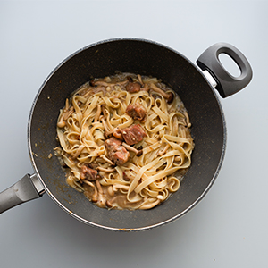 倒入煮熟的義大利麵炒至收汁，最後加鹽調味即可。