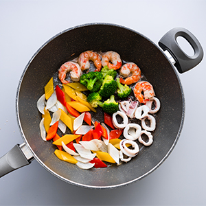 鍋中加入適量的油，熱鍋熱油後加入所有食材炒熟。
