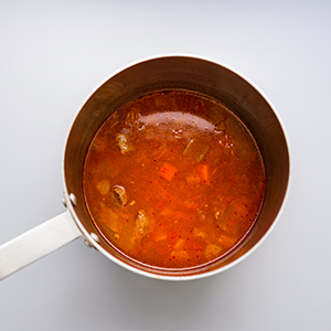 鍋中倒入湯包、水及韓式辣醬，煮滾。