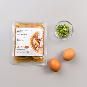 將雞蛋敲入碗中並打散,將蛋液過濾後加入藜麥蕈菇雞湯。
