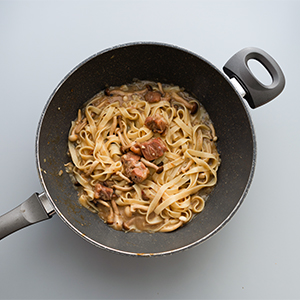 腐竹鮮菇雞湯放入電鍋蒸15分鐘，取倒入碗中、放上香菜即可。