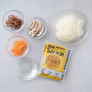 米粉、乾香菇泡水切片狀，木耳切絲、紅蘿蔔切絲。