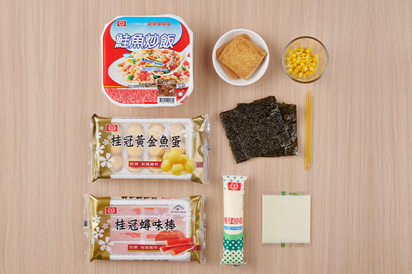 鮭魚炒飯微波加熱、黃金魚蛋和蟳味棒燙熟,備用。