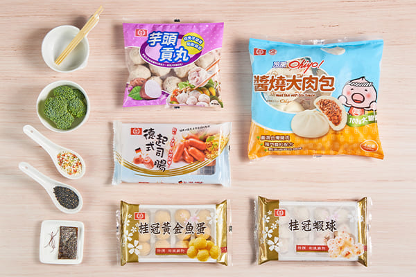 準備醬燒大肉包2顆、桂冠德式起司香腸3條、桂冠芋頭貢丸、桂冠蝦球、桂冠黃金魚蛋、海苔、花椰菜、義大利麵條