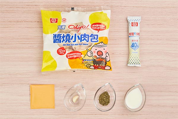 準備食材,並將包子放入電鍋蒸熱後,在上方剪十字,備用。