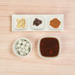 湯鍋內加水、黑糖、薑片、桂圓,煮滾後再丟入芝麻小湯圓即可完成