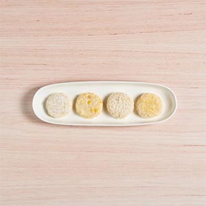 桂冠花枝蝦漿解凍後,拌入芙蓉豆腐、中筋麵粉及玉米粒,分成四份送入冷藏稍微凝固,凝固後依序裹上薄薄一層麵粉、蛋液及麵包粉,再刷上一層油。