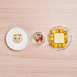 盤內放入芙蓉豆腐、水果球，挖一球極濃花生冰淇淋放置在芙蓉豆腐上方，冰淇淋上放上眼睛、鼻子及耳朵。最後點綴少許果乾、麥片。