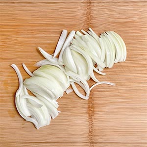 牛肉片煎過後擺放在洋蔥絲上