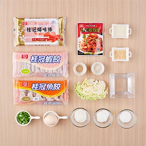 魚餃半盒、蝦餃半盒、蟳味棒4根備用,並將所有粉類、一個雞蛋、鹽、鰹魚粉和水等食材拌勻,加入高麗菜絲和蔥末輕拌混合,備用。