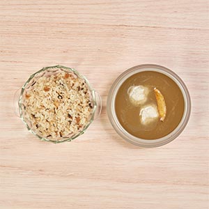 3. 放芋頭貢丸煮熟，再加入麻油炒飯煮成湯飯。