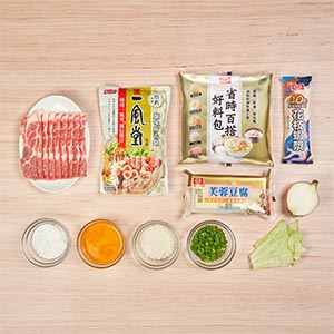 1.將桂冠花枝蝦漿解凍備用,同時在鍋中加油放入洋蔥,炒軟後加入豬肉炒至半熟。