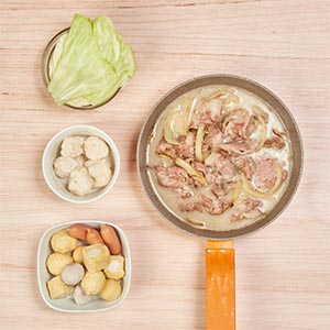 2. 豬肉起鍋備用,加入高麗菜及一風堂鹽味豚骨鍋底煮滾,最後放入花枝蝦漿以及百搭好料包中的火鍋料,煮滾後再將備用的豬肉放入鍋中。