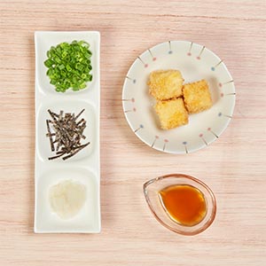 3. 芙蓉豆腐依序沾麵粉、沾蛋液、沾麵包粉,小火炸到金黃,放上蘿蔔泥、海苔絲、蔥花最後淋上醬汁,完成。