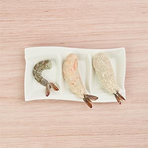 草蝦去頭去殼留蝦尾,用解凍的桂冠花枝蝦漿包裹蝦身、露出蝦尾,並沾滿麵包粉