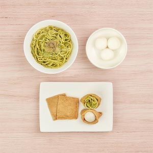 準備食材,將素青醬野菇義大利麵微波加熱、鮮肉湯圓下鍋煮熟,分別塞入壽司豆皮裡