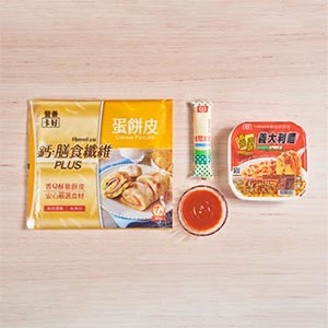 準備桂冠番茄肉醬義大利麵1盒、桂冠原味沙拉醬1條、桂冠營養卡好蛋餅皮1包、番茄醬1大匙