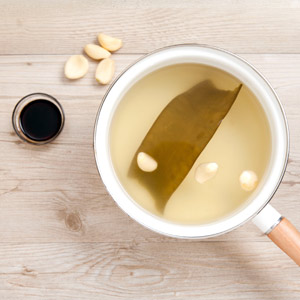 運用原本的昆布水加蒜頭煮滾後,加入醬油調味(可不需取出昆布和蒜頭)