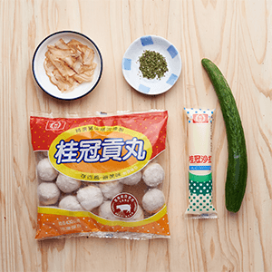 小黃瓜切成絲、桂冠貢丸中間劃上一刀,備用。