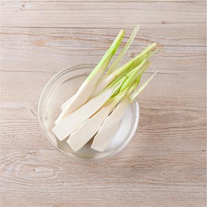 筊白筍去殼,川燙後冰鎮對切。