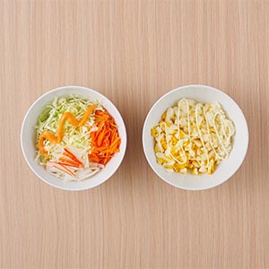 高麗菜絲、紅蘿蔔絲、燙熟蟳味棒5根、桂冠千島沙拉30g拌勻,做成高麗菜沙拉