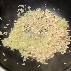 蔥末炒香,加入杏鮑菇末炒到水份釋出