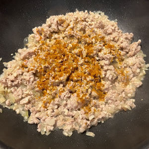 絞肉倒入,炒到肉末變白時,加入蒜末、咖哩粉