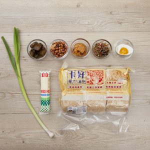 備妥食材,饅頭切成四等分蒸軟。