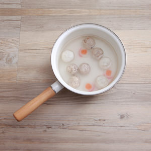 將水煮開,加入桂冠鮮蝦雲吞及日式火鍋料,待熟浮起。