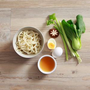 加入雲吞高湯包及粉包,再加入青蔥及蔬菜即可。