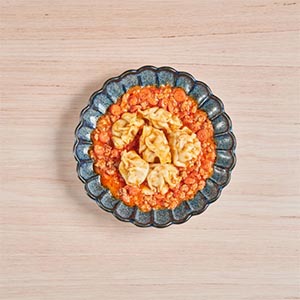 放入高麗菜水餃、鮮奶油翻拌均勻後,撒上起司粉。