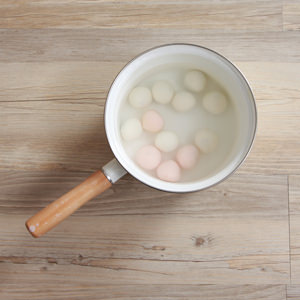 煮熟桂冠湯圓。