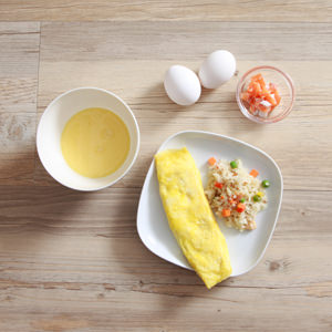 將鮭魚炒飯用平底鍋熱後盛盤,趁熱將蛋包放在炒飯上。