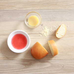淋上煉乳、起司粉即可,也可沾果醬食用。