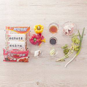 爆香蒜頭、洋蔥、雞肉，加入花雕酒和蠔油、高湯、糖、胡椒粉及抄手醬