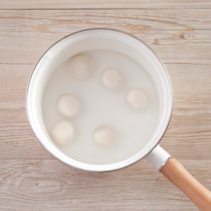 將湯圓煮熟。