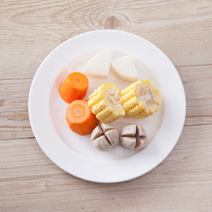 將食材切成塊狀備用;將貢丸與香菇貢丸切十字
