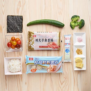 大張海苔剪成:一片半張、5片1/4張(大小約9cmx10cm),再剪一張長條狀,準備玉子燒,並將桂冠鮮蝦雲吞油炸備用。