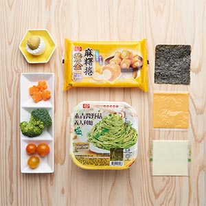 花椰菜、胡蘿蔔川燙,將胡蘿蔔雕刻成花的造型、水煮蛋保留蛋黃,蛋白切半,並準備番茄、海苔、雙色起司片,備用。