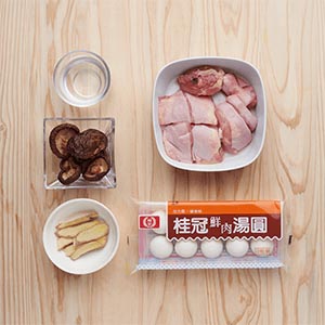 將乾香菇泡溫水、雞腿肉切塊,老薑切片,備用