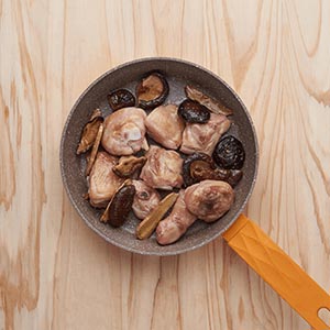 鍋子內加入適量的水、米酒、香菇、雞腿肉、薑片,放入電鍋,外鍋兩杯水。