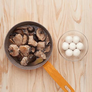 煮水至水滾後放入鮮肉湯圓(不解凍),水滾後關小火,待湯圓浮起5~8分鐘後,放入準備好的雞湯中即可。