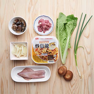 豬肉切成條狀、中卷切成小段、新鮮香菇切片、洋蔥切絲,備用。