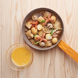 起鍋用小火將洋蔥、蔥白以及部分火鍋料炒香,加入照燒醬以及切塊的雞肉煮至雞肉熟,倒入蛋液1-2分鐘,倒入白飯上後放上蔥絲海苔絲完成。