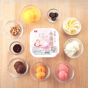 香蕉切片、水蜜桃切大丁備用。小湯圓煮熟至浮起,放冰水30秒冷卻後取出備用