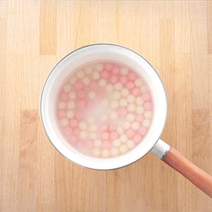 抹茶粉加2大匙熱水調成濃稠狀的抹茶糖醬