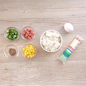 白飯先加入1大匙桂冠沙拉拌勻,雞蛋打成蛋汁備用。