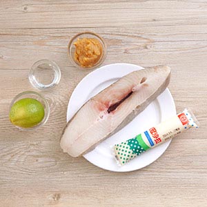 將魚片抹上米酒去腥,桂冠沙拉加入味噌拌勻後抹上魚片,放冰箱冷藏醃漬約1小時以上使其入味(可前一晚先醃漬放冷藏)。