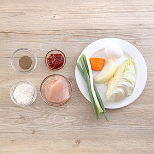 將雞胸肉剁碎、蔬菜都切絲,全放入碗中、加入桂冠沙拉、韓式辣椒醬、黑胡椒粉拌勻。
