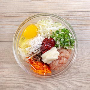 再加入麵粉、地瓜粉、雞蛋、鹽少許拌勻,取適量雞肉蔬菜餡料整成圓餅狀。